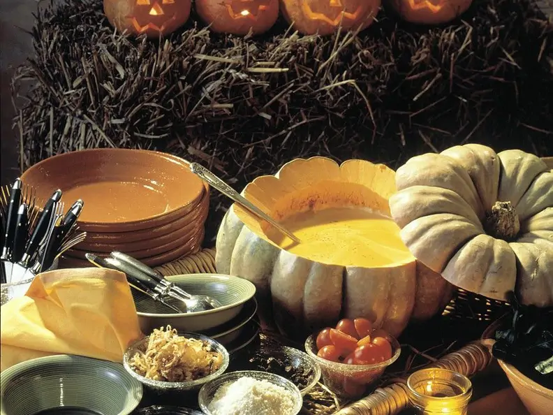 Kürbissuppe im Kürbis