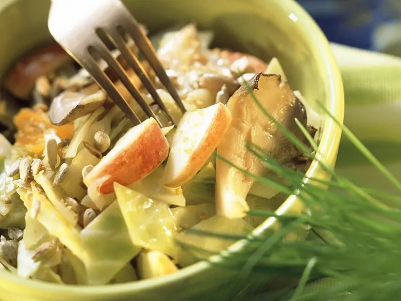 Kohlgemüse mit Pilzen und Früchten