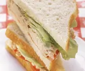Sandwich mit Thunfisch, Tomaten und Salat