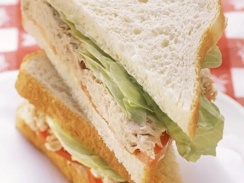 Sandwich mit Thunfisch, Tomaten und Salat