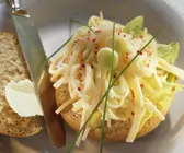 Radieschen-Bergkäse-Salat auf Brötchen