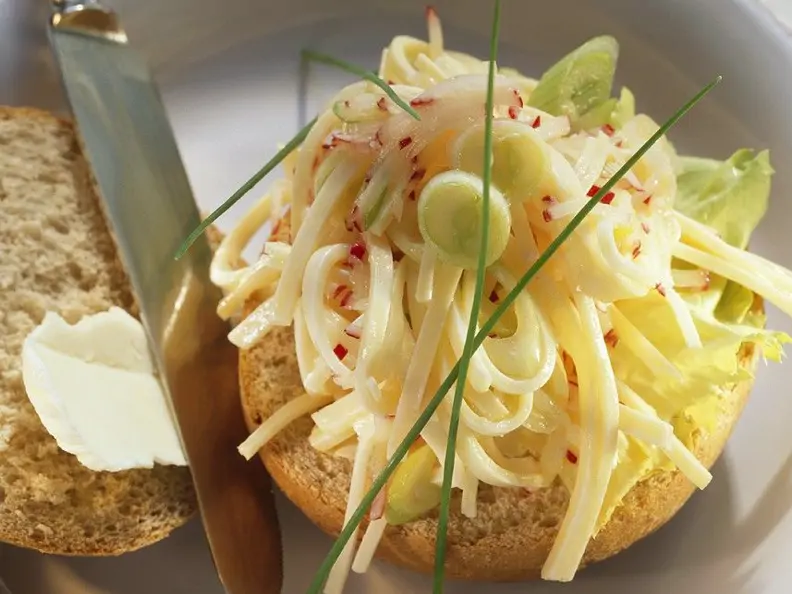 Radieschen-Bergkäse-Salat auf Brötchen
