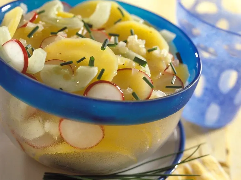 Kartoffel-Gurken-Salat mit Radieschen