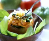Mit Gemüse gefüllte Tomaten