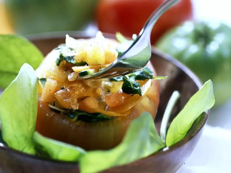 Mit Gemüse gefüllte Tomaten