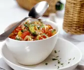 Tomatensalat mit Zwiebeln und Kräutern