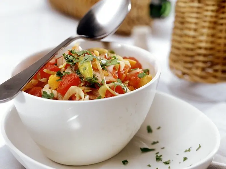 Tomatensalat mit Zwiebeln und Kräutern