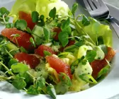 Salat nach kalifornischer Art mit Grapefruit und Frühlingszwiebeln