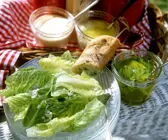 Romanasalat mit Mayonnaise, Vinaigrette und Minz-Dip