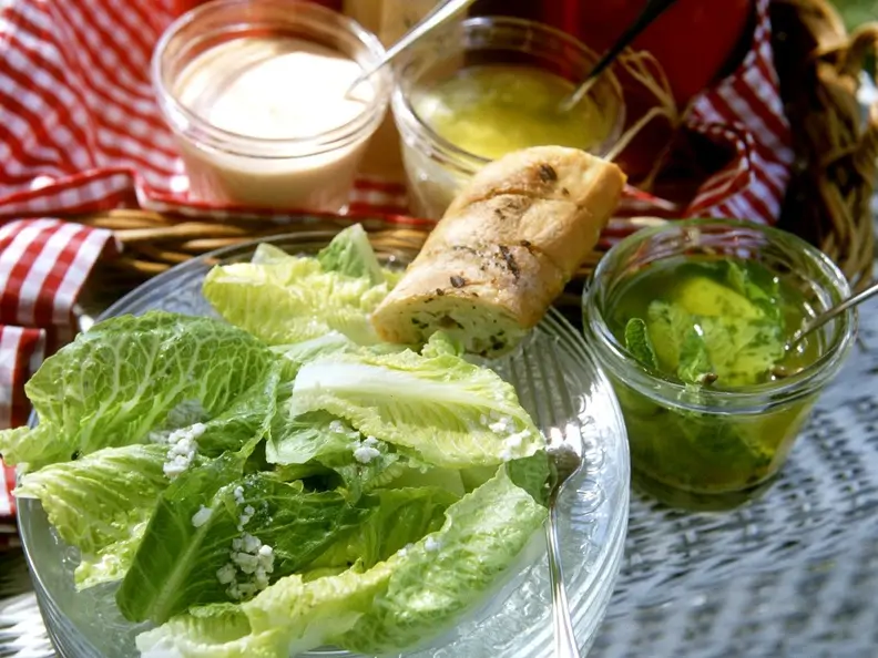 Romanasalat mit Mayonnaise, Vinaigrette und Minz-Dip