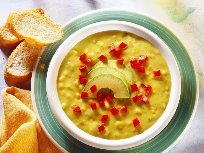 Kartoffelcremesuppe mit Mais, Avocado und Paprika