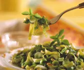 Tagliatelle mit Zwiebeln, Spinat und Kräutern