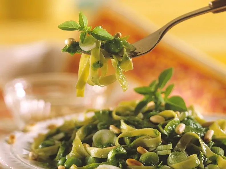 Tagliatelle mit Zwiebeln, Spinat und Kräutern