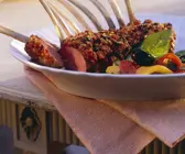 Überbackenes Lammkarree mit Gemüse