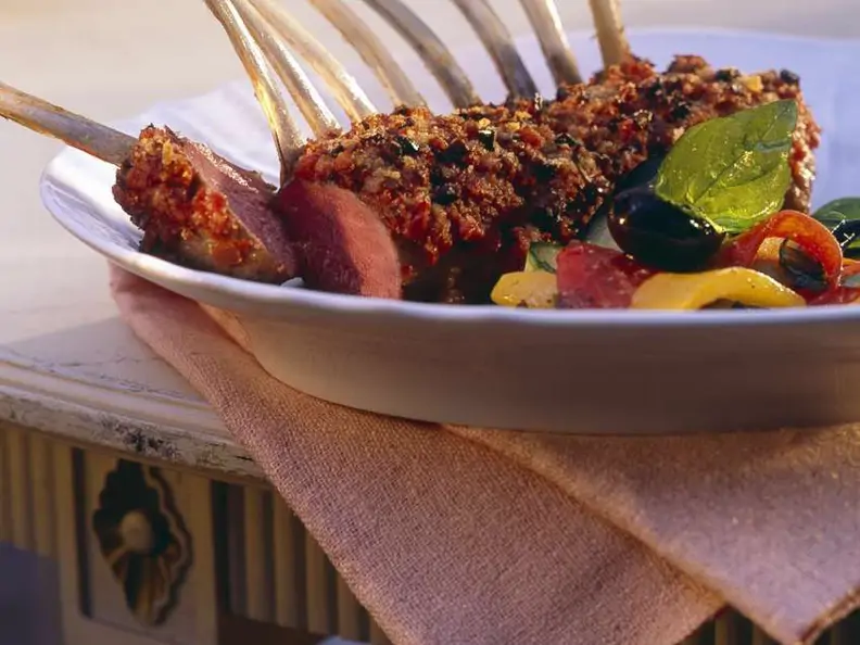 Überbackenes Lammkarree mit Gemüse
