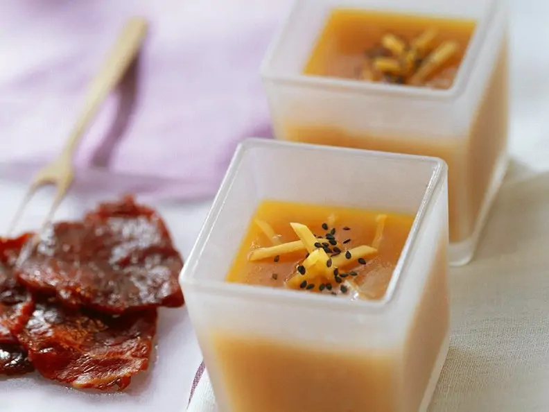 Melonensuppe mit Papaya und Rinderfilet