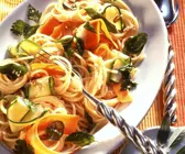 Pasta mit Zucchini, Möhren und Kräutern