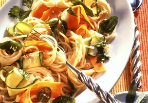 Pasta mit Zucchini, Möhren und Kräutern