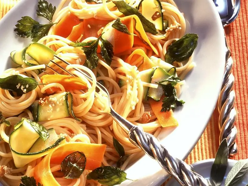 Pasta mit Zucchini, Möhren und Kräutern