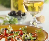 Paprika mit Fetafüllung und Olivendressing