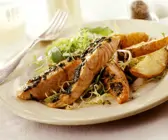 Lachs mit Salat und Ofenkartoffeln