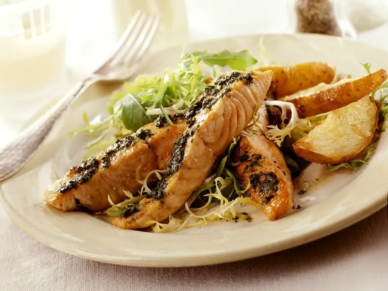 Lachs mit Salat und Ofenkartoffeln