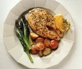 Lachskotelett mit Kartoffeln und Grünspargel