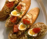 Matjes-Bruschette mit Ei und Tomaten