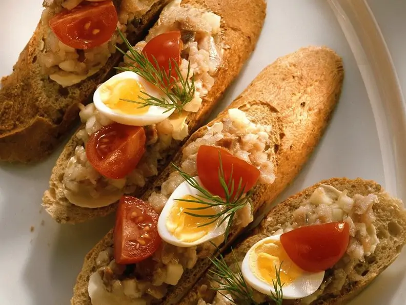 Matjes-Bruschette mit Ei und Tomaten