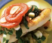 Barsch mit Bratkartoffeln, Mangold und Tomate