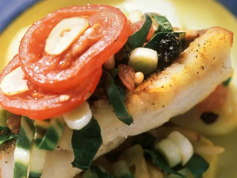 Barsch mit Bratkartoffeln, Mangold und Tomate