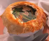 Champignon-Gemüsesuppe mit Teighaube