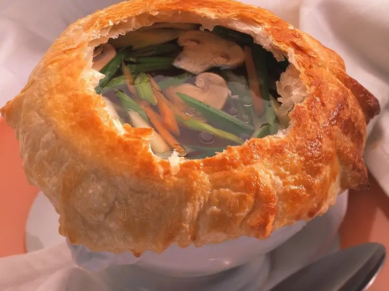 Champignon-Gemüsesuppe mit Teighaube