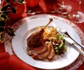 Ente mit Kirschen und Beilagen