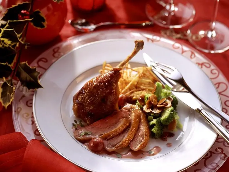 Ente mit Kirschen und Beilagen