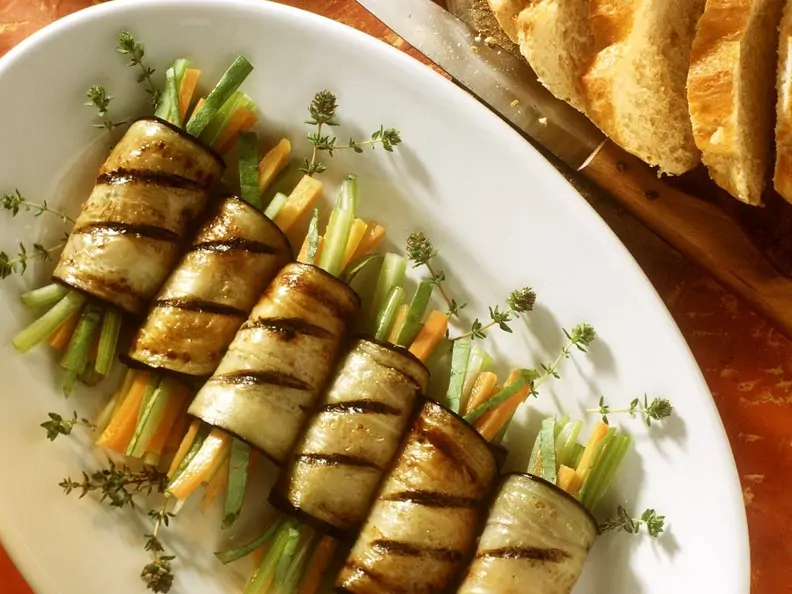 Auberginenrouladen mit Gemüsefüllung
