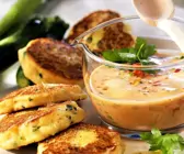 Zucchini-Quark-Plätzchen mit Paprikasauce