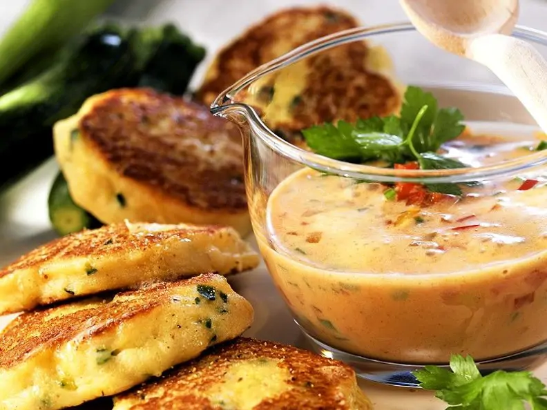 Zucchini-Quark-Plätzchen mit Paprikasauce