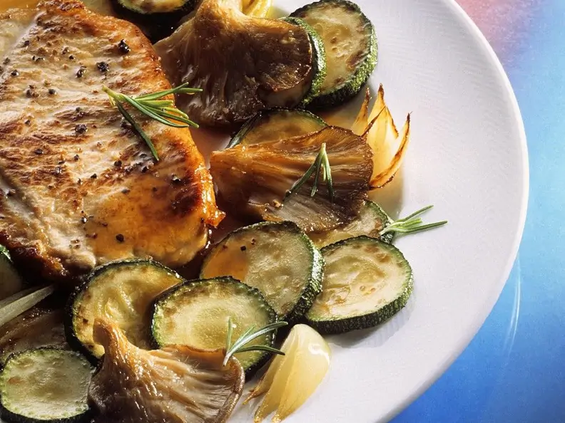 Naturschnitzel mit Zucchini-Pilzgemüse
