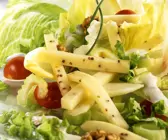 Käse-Salat mit Nüssen