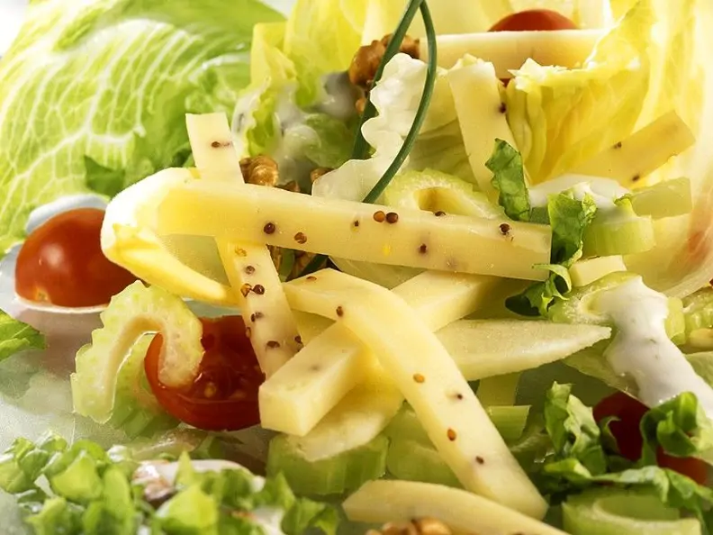 Käse-Salat mit Nüssen