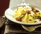 Hirschragout mit breiten Nudeln
