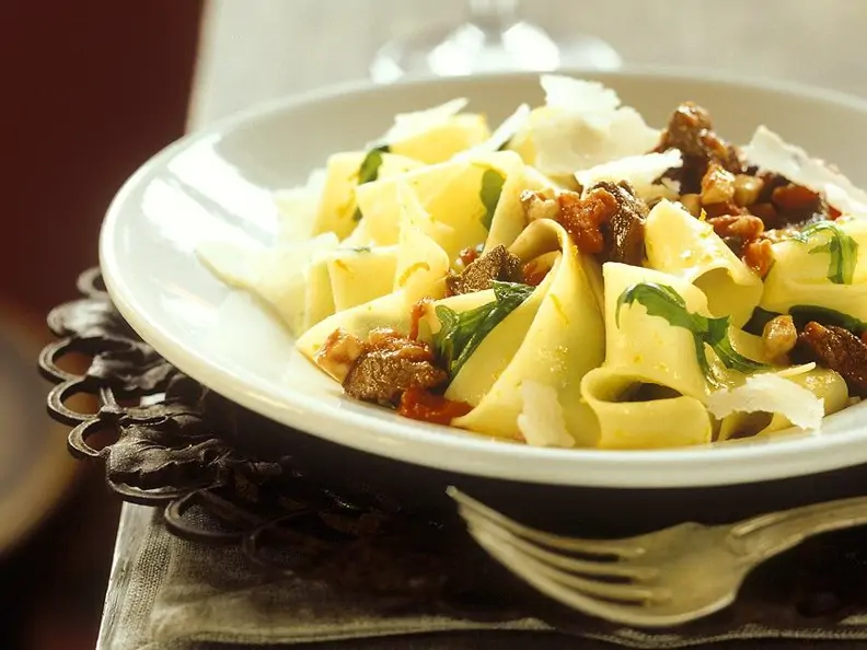 Hirschragout mit breiten Nudeln