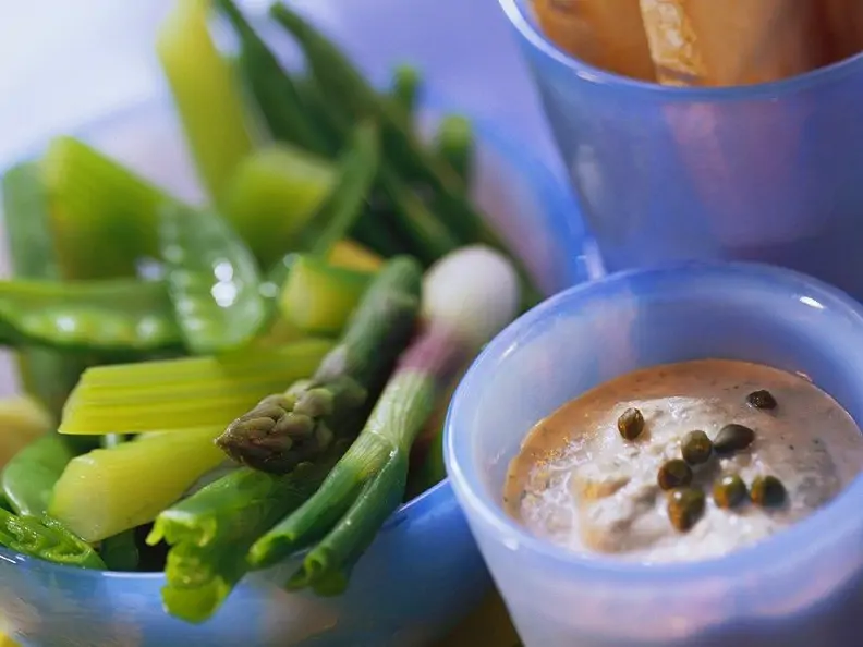 Gemüse mit Thunfischdip