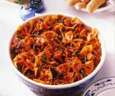 Pasta mit Hähnchen in Tomatensauce