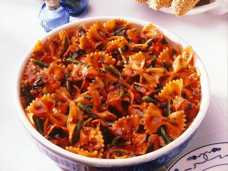 Pasta mit Hähnchen in Tomatensauce