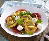 Pfannen Pasta mit getrockneten Tomaten und gegrillten Auberginen