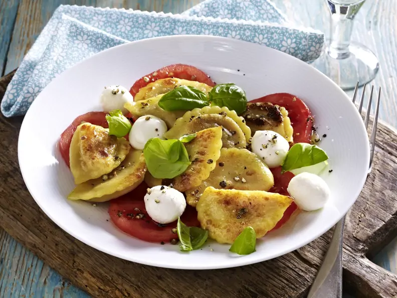 Pfannen Pasta mit getrockneten Tomaten und gegrillten Auberginen