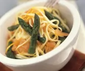 Pasta mit Spargel und Lachs