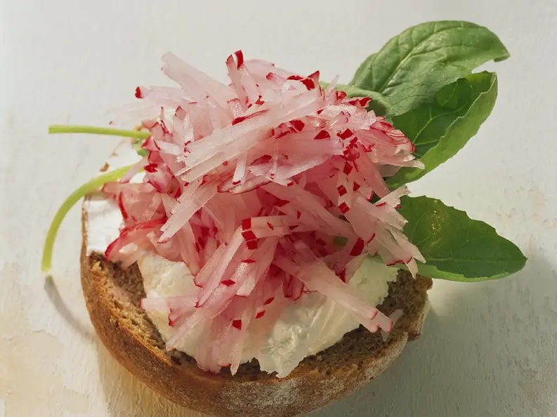 Vollkornbrot mit Frischkäse und Radieschen